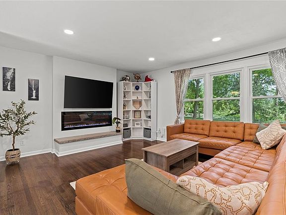 4th image of 1035 E 115th St