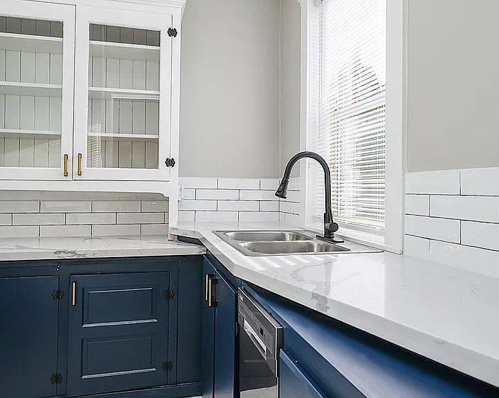 Elegant Renovation! HUGE 1 Bed 1 Bath Available Now! — Photo 11