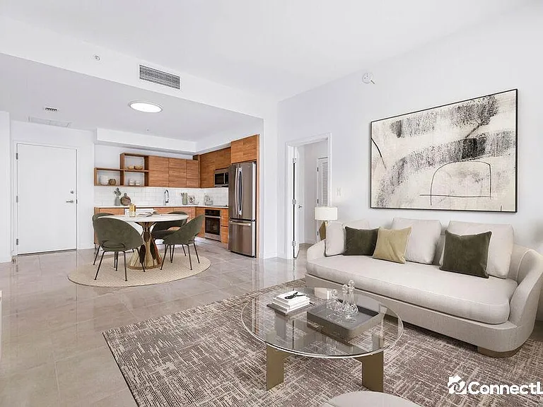 405 Hialeah Dr — Photo 3