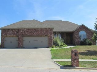 895 E Kings Carriage Blvd, Nixa, MO 65714