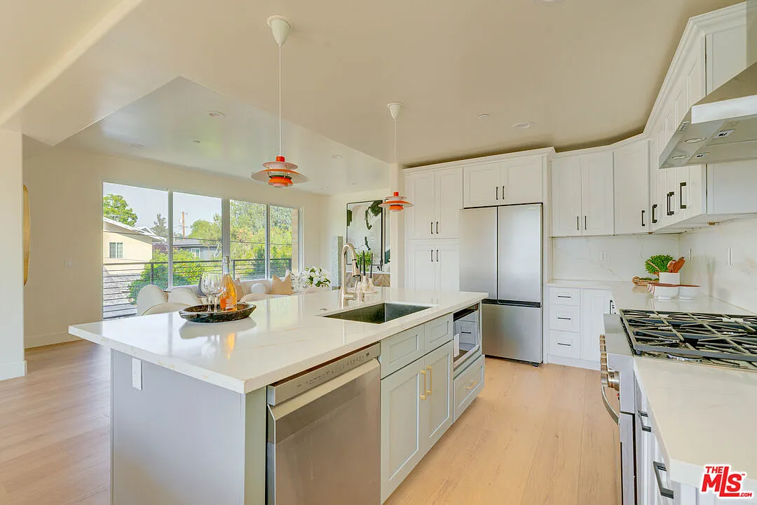 4 bed, 4.0 bath, 2012 sqft, $5,495 — Photo 4