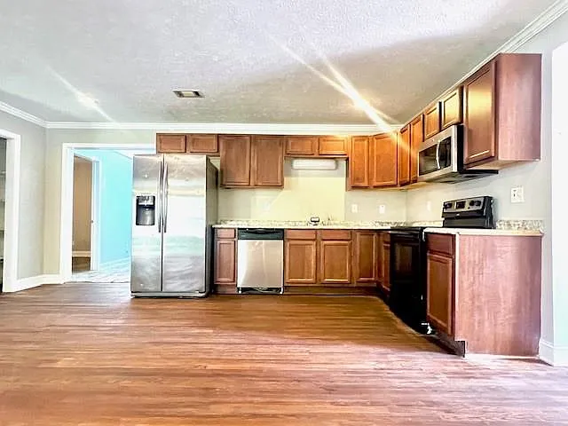 5 bed, 2.5 bath, 2375 sqft, $2,395 — Photo 4