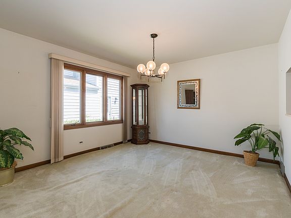 3rd image of 1042 Devonshire Ct