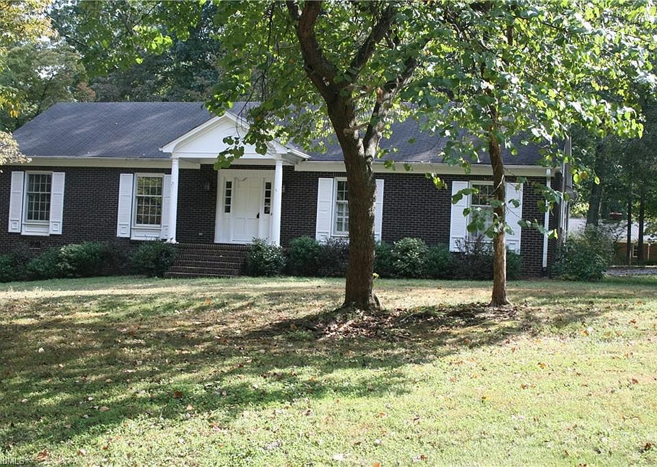 1st image of 4025 Forest Oaks Ln