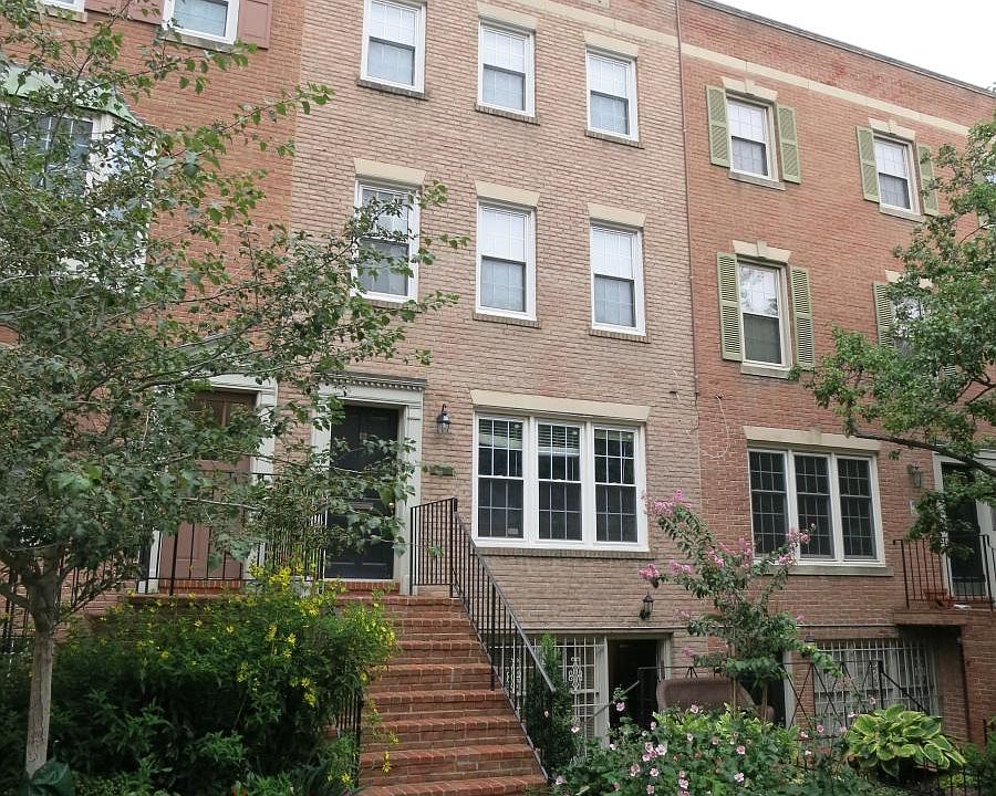 Lovely street view, ground floor entrance