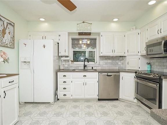 2nd image of 609 W 109th Ter