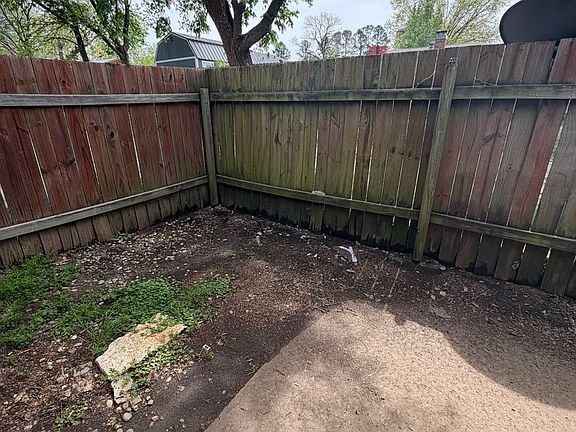 4th image of 2511 Oakhurst Dr #B