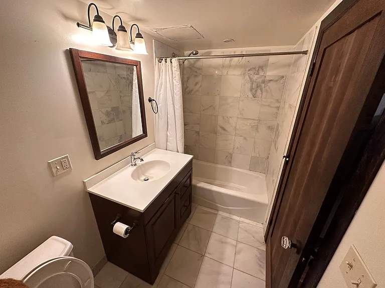 Ebert Apartments — Photo 14