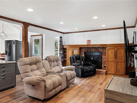 5th image of 1120 NW Heatherwood Dr