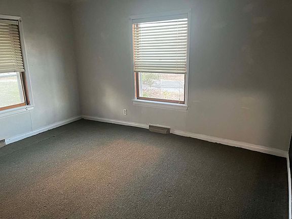 5th image of 901 W 7th St