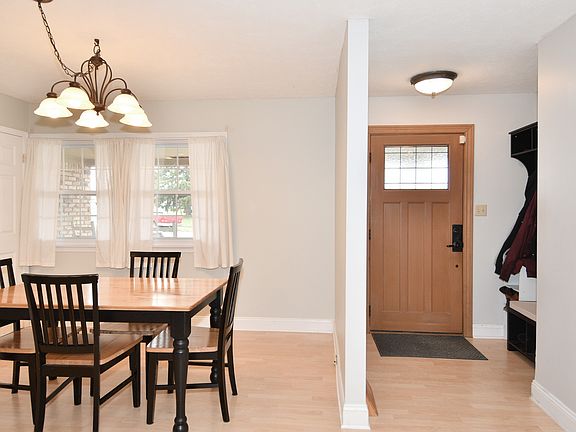 4th image of 1402 Miami Ct N