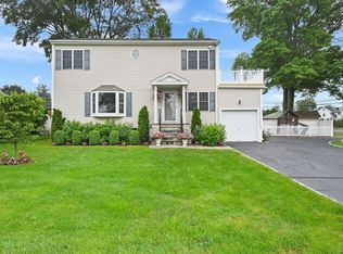 126 Sutton Dr E, Stamford, CT 06906