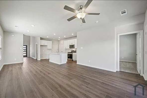 4 bed, 2350 sqft, $3,126 — Photo 3