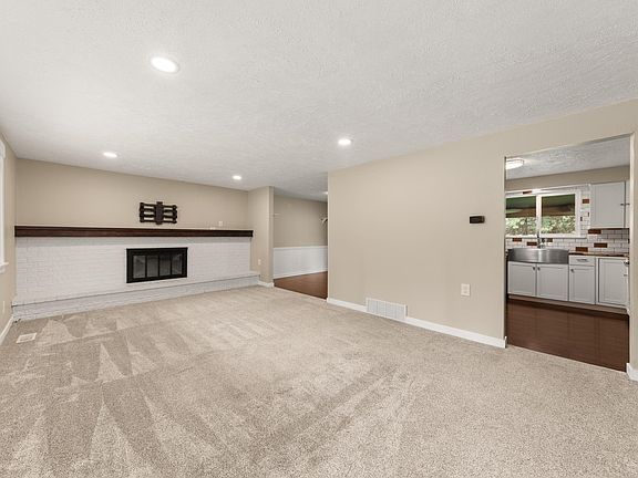 2nd image of 612 E Roundtable Cir