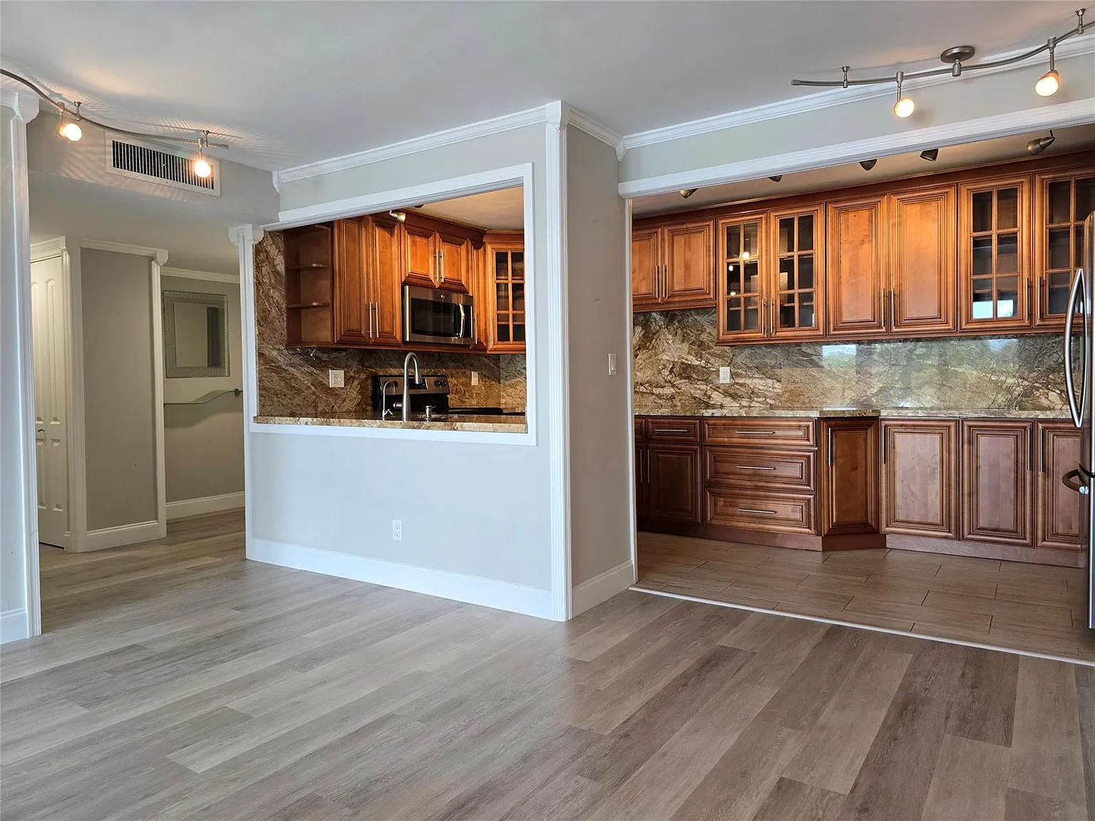 2 bed, 1250 sqft, $3,200 — Photo 2