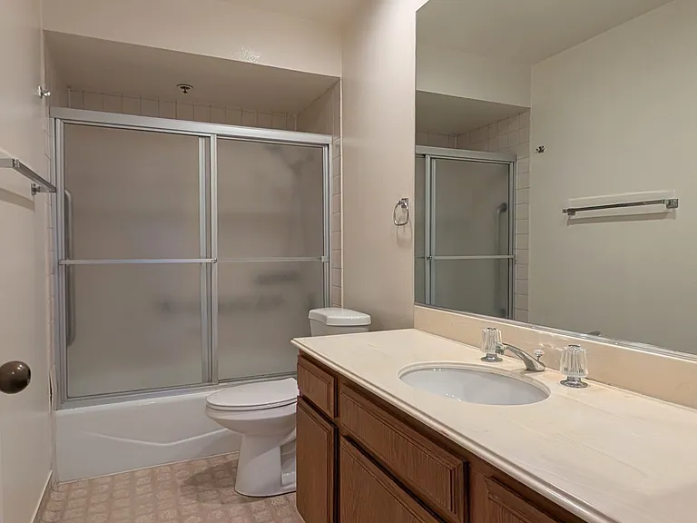 Primary en-suite full bath