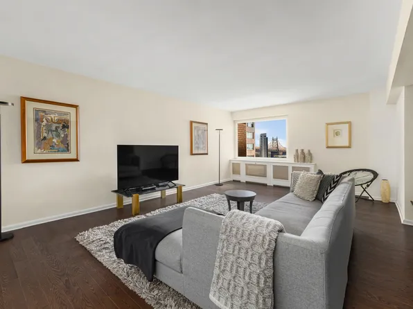 25 Sutton Place South 18L image 1 of 10