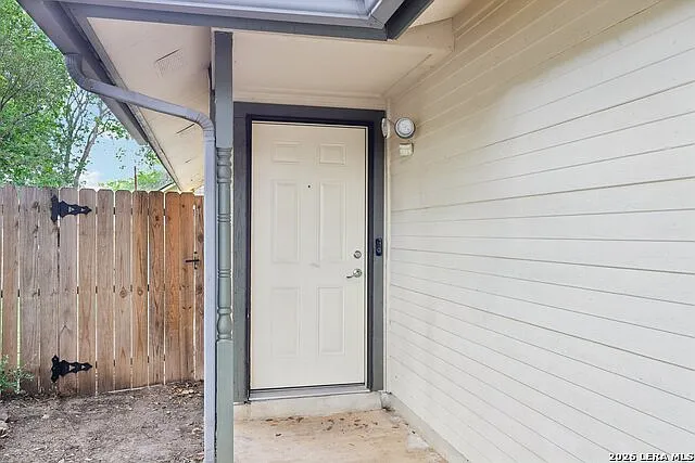 3 bed, 2.0 bath, 1077 sqft, $1,625 — Photo 3