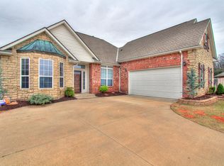 106 Stone Hollow Xing, Midwest City, OK 73130