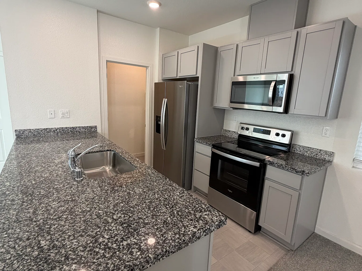 3 bed, 1296 sqft, $2,495 — Photo 4