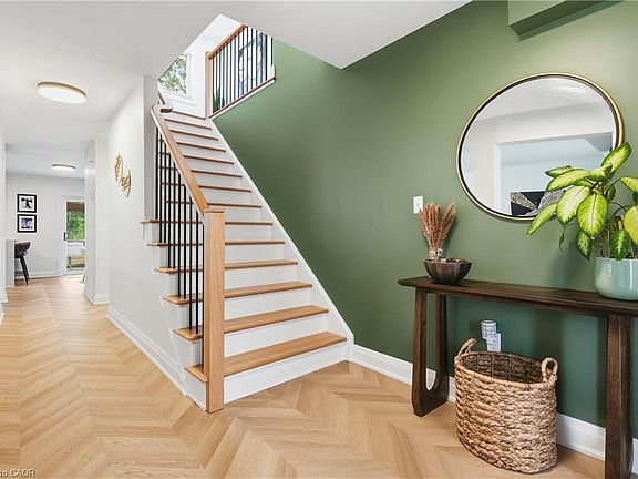 4th image of 325 Foxtail Ave