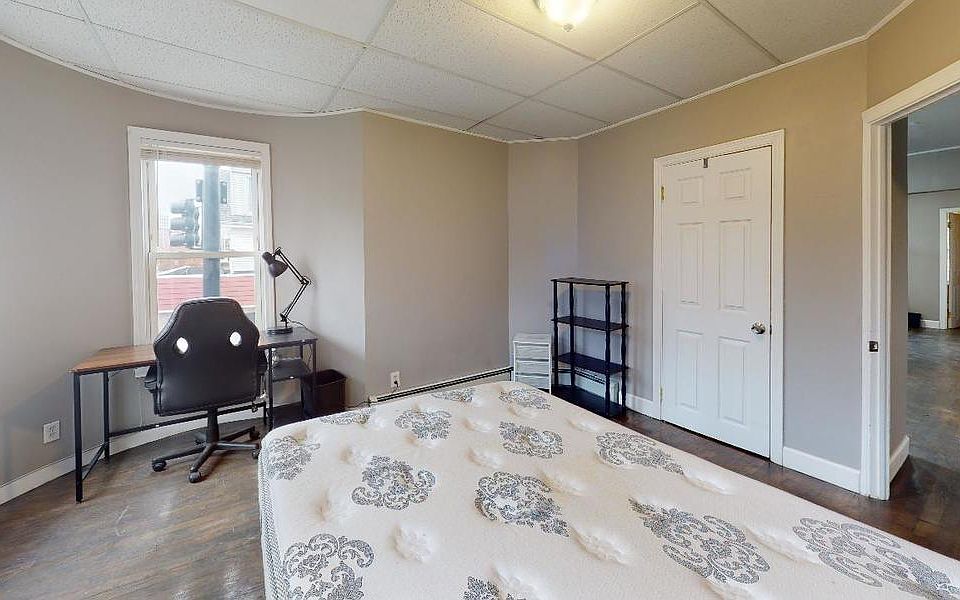 This is a staged photo. The room will come unfurnished, so please bring your own.