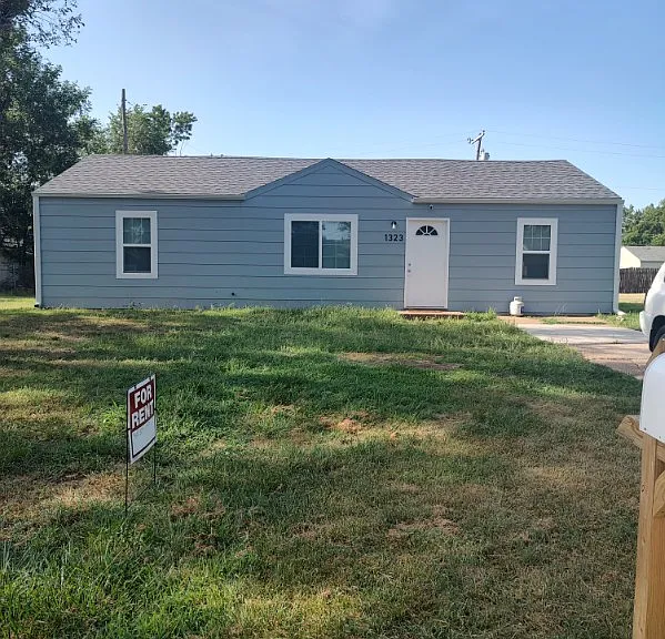 1323 Ponca Ave — Photo 1