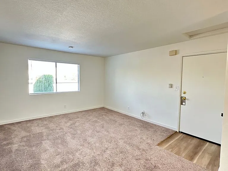 530 W 6th St — Photo 3
