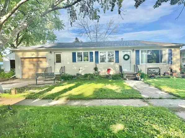 904 Pine St, La Porte City, IA 50651