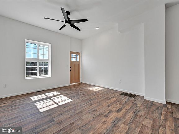 4th image of 463 Beaver St