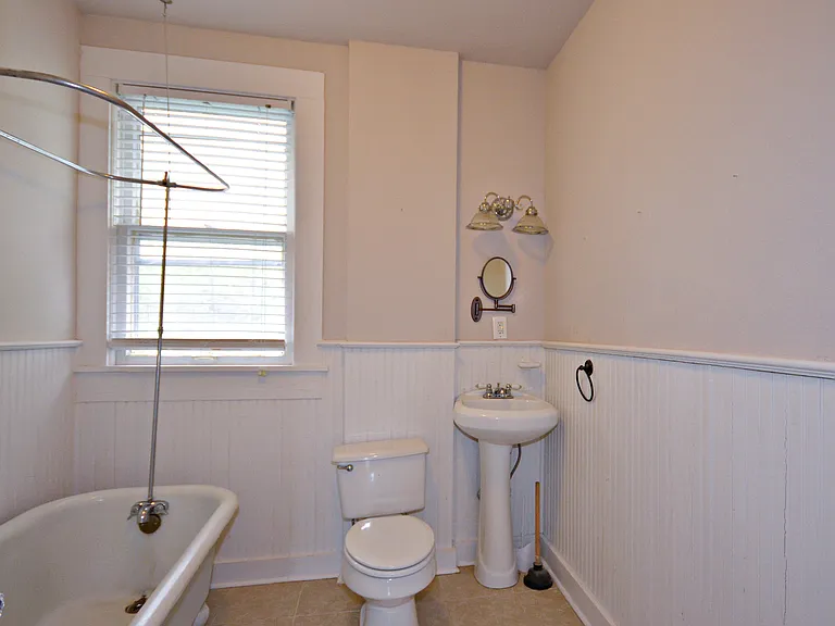 1402 E Chaffin St — Photo 18