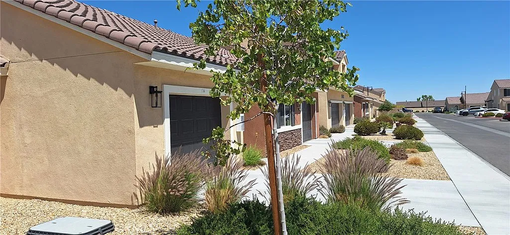1 bed, 842 sqft, $1,995 — Photo 2