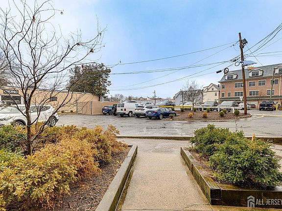 5th image of 16 North Ave W