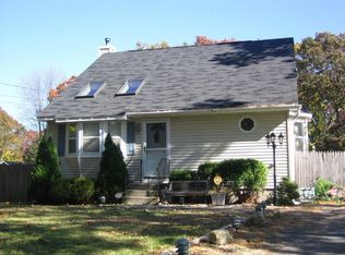 31 Robinwood St, Mastic, NY 11950