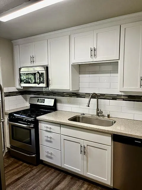 4175 Broadway — Photo 1