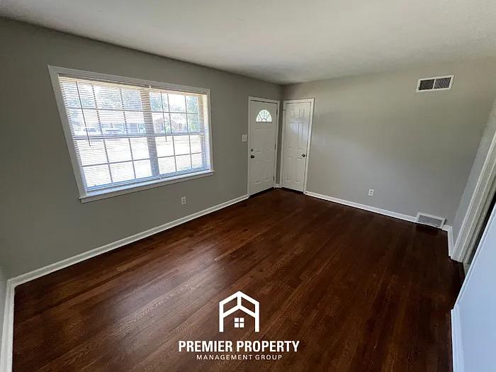 1352 Winfield Ave — Photo 3