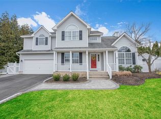 19 Long House Way, Commack, NY 11725