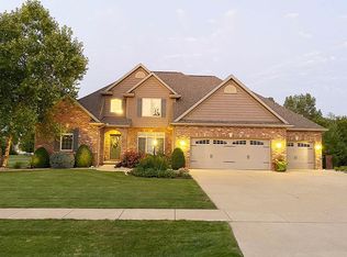 1402 Briarwood Ln, Mahomet, IL 61853