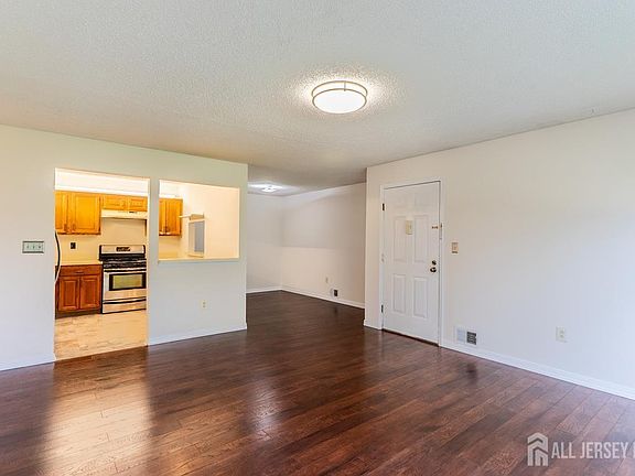 4th image of 372 Lancaster Ct