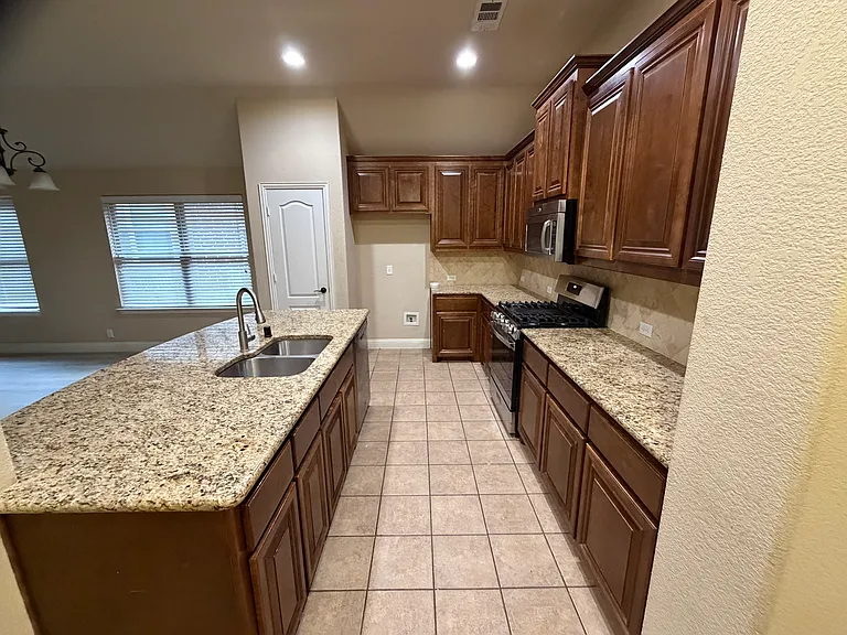 1116 Haskell Dr — Photo 4