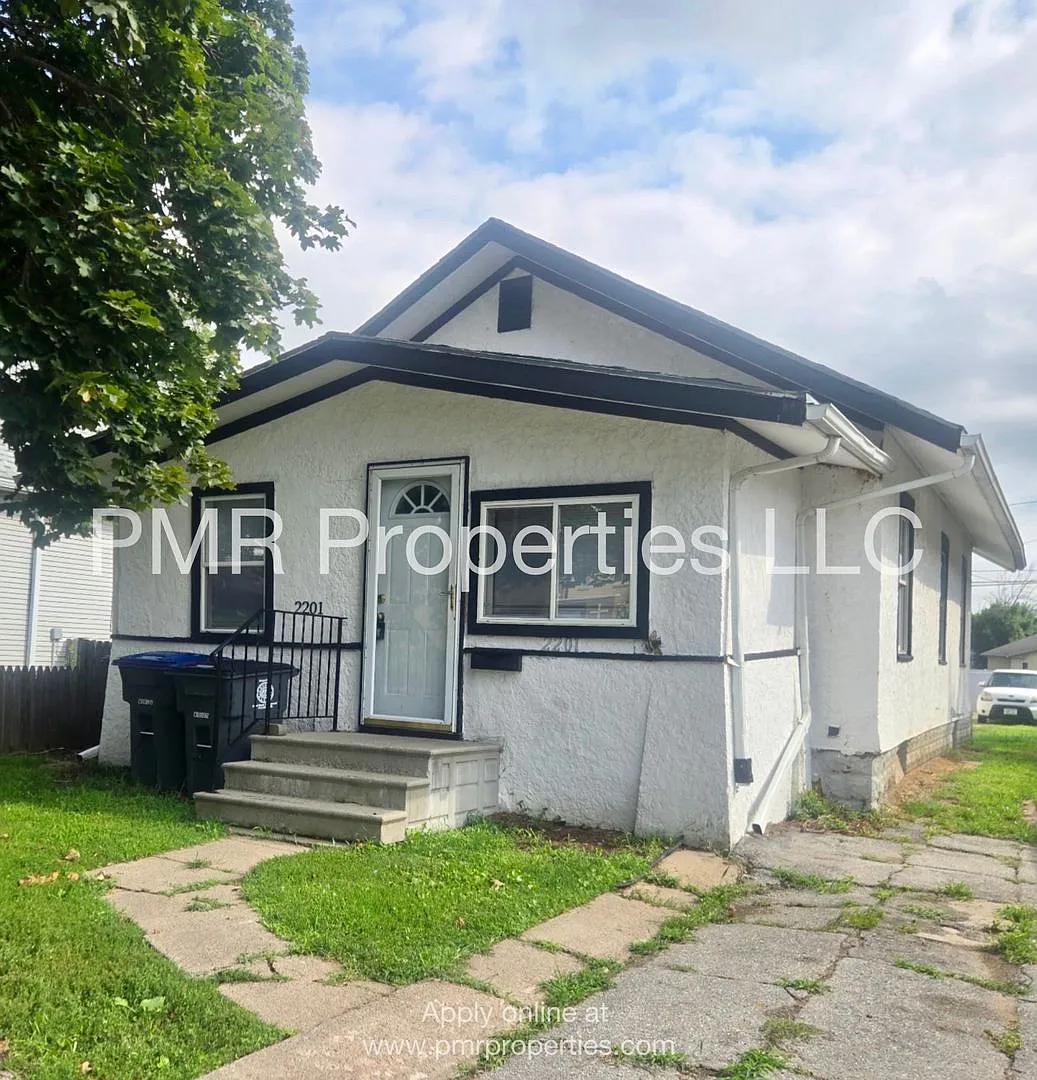 2 Bedrooms / 1 Bathroom House — Photo 1