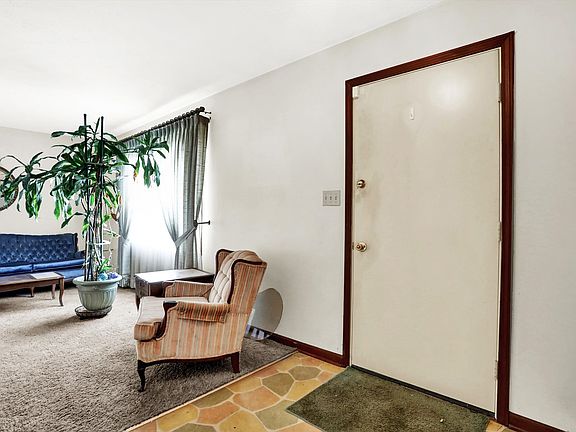 4th image of 6110 Foxwood Ln