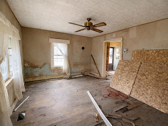3rd image of 2912 Courtlandt Ave