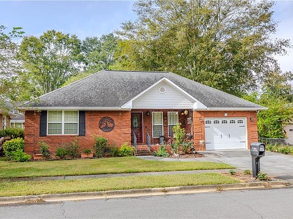 3rd image of 1 Fir St NE