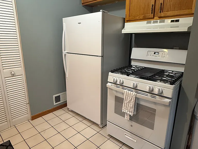 6033 N Crown St — Photo 7