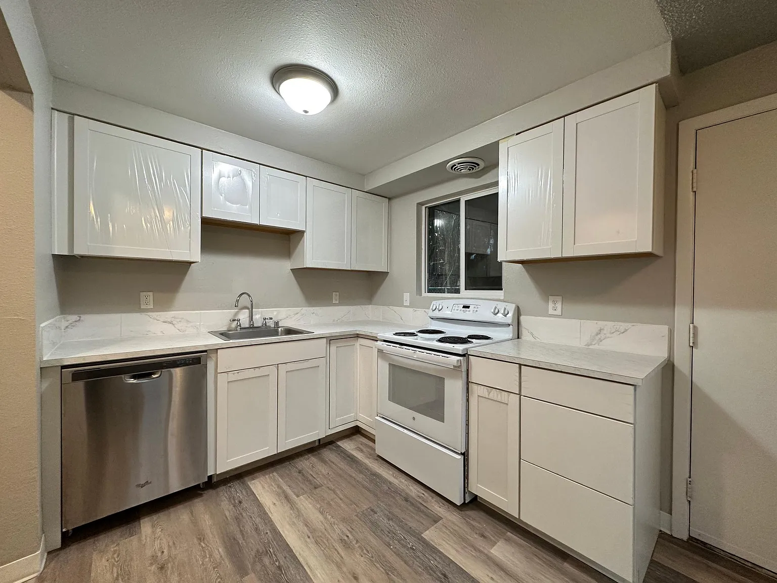 2 bed, 750 sqft, $1,400 — Photo 2