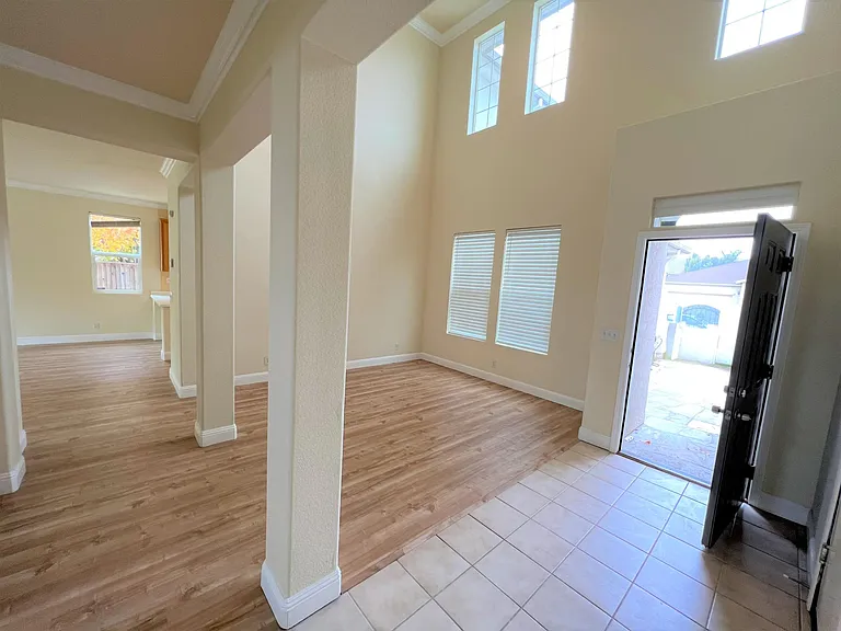 10413 Bunker Ln — Photo 3