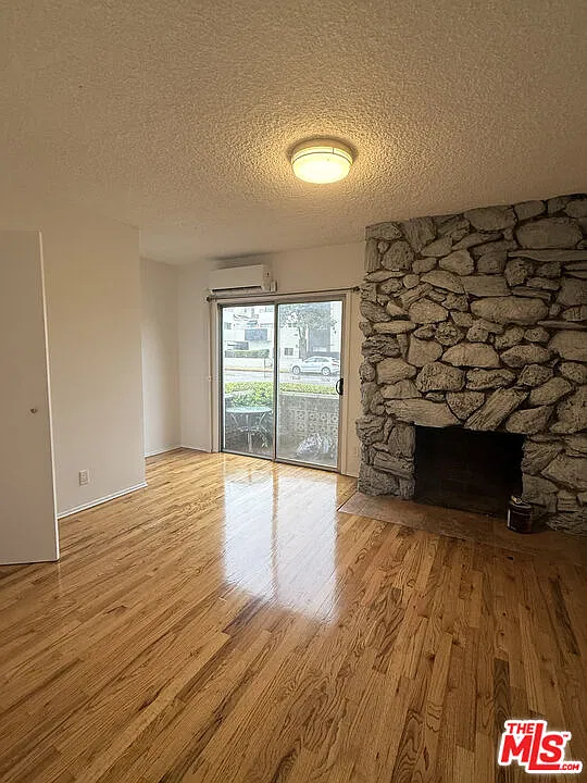 14930 Magnolia Blvd — Photo 4