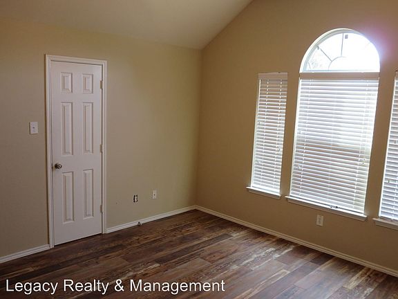 5th image of 1519 Sleepy Hollow Dr