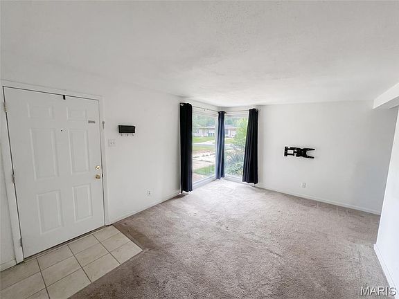 5th image of 15 Marquette Dr